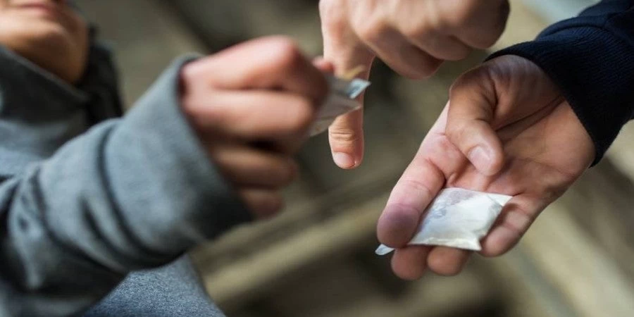 Ναρκωτικά στα σχολεία: Ανήλικος dealer αποκαλύπτει ότι έβγαλε 1.000 ευρώ σε μία μέρα
